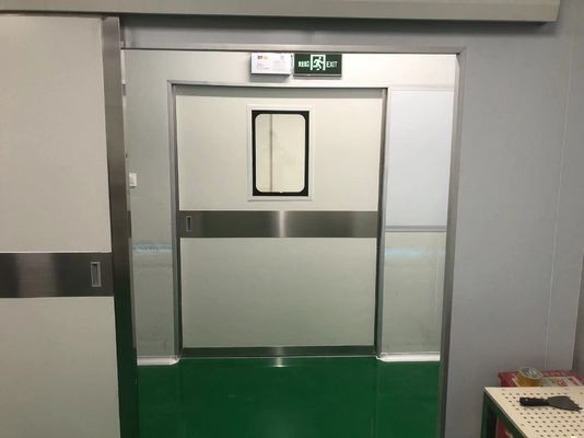 Porta de aço deslizante automática industrial. Capacidade de carga de 1500 kg e IP65 resistente a intempéries para armazém/doca.