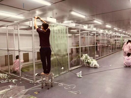 Cabine de sala limpa ISO Classe 5 com construção em alumínio antiestático e controle de fluxo de ar ajustável