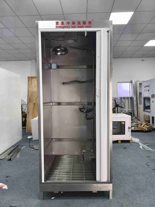 Sala de chuveiro e de lavagem de olhos de segurança de emergência com caixa de aço inoxidável SUS304, fluxo de chuveiro de 120-180 L/min e tamanho compacto de 1000 × 1000 × 2400 mm